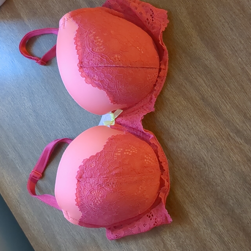 Victoria's secret 32DD bra
